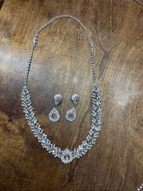 Sparkling Silver Crystal Teardrop Necklace & Earring Set